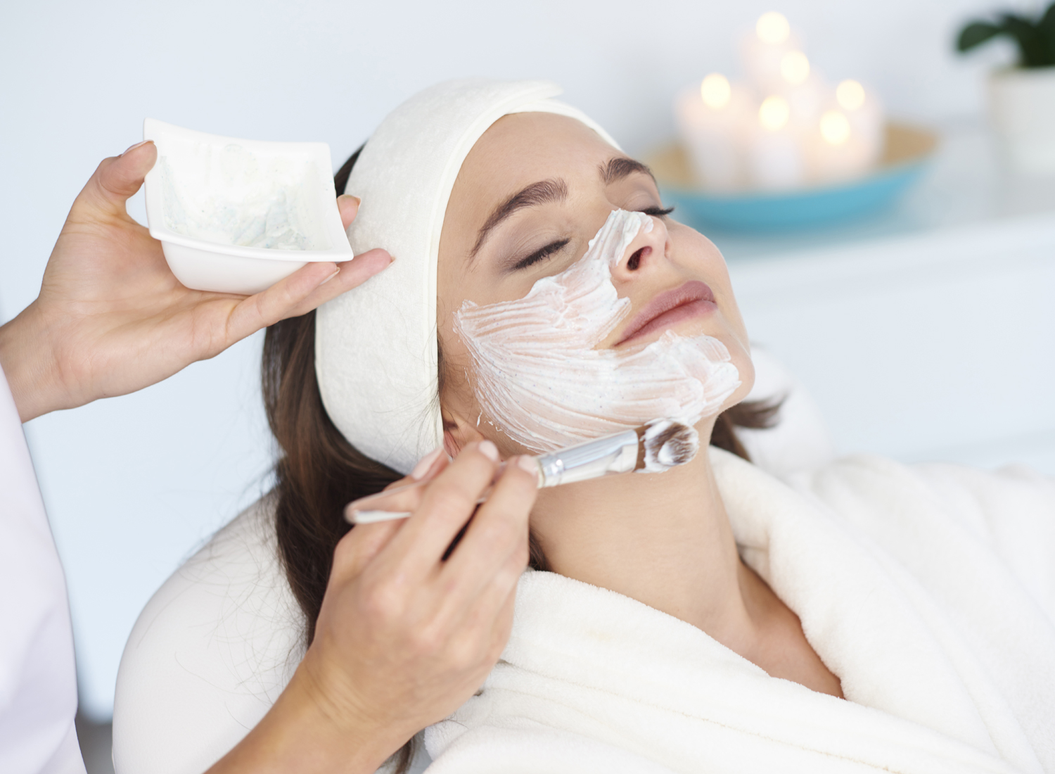 پاکسازی پوست صورت چیست و انواع روش های آن کدامند؟